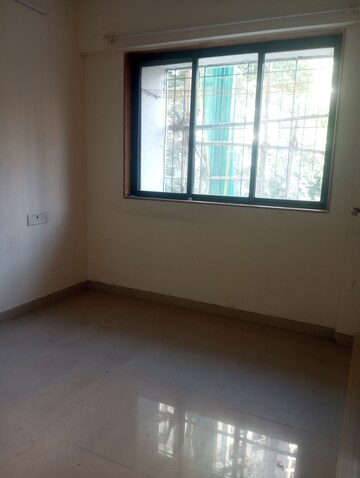 Room in 1.5 BHK Apartment at Puranik Hometown, Ghodbunder Road – for Rent