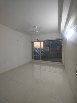 Room in 3 BHK Apartment at L & T Seawoods Residences Phase 1 Part A, Seawoods – for Rent