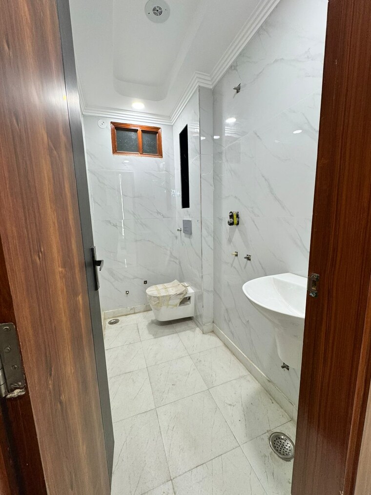 Bathroom, dwarka mor 3 Bedroom 85 Sq.Yd. Builder Floor In Dwarka Mor Delhi 9660153