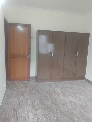 Room in 3 BHK Builder Floor at Sector 40 – for Rent