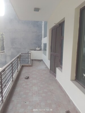 Room in 3 BHK Builder Floor at Sector 40 – for Rent