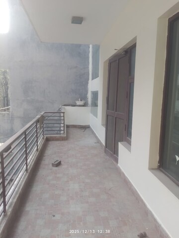 Room in 3 BHK Builder Floor at Sector 40 – for Rent