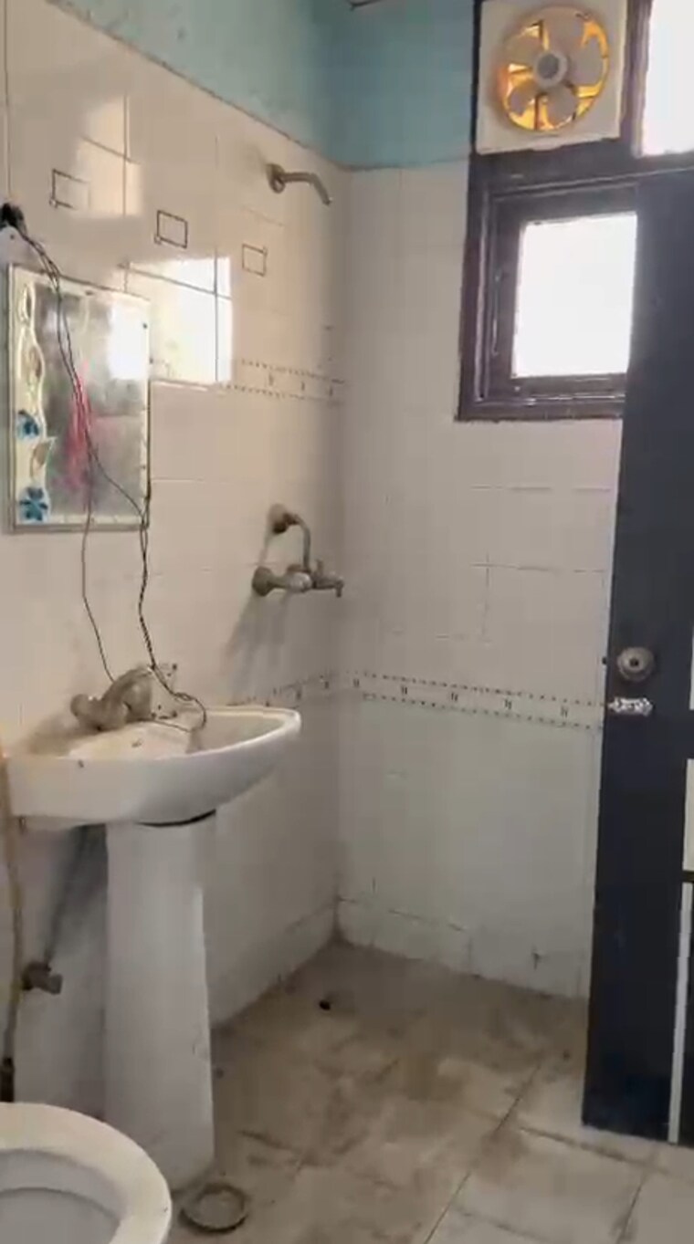 Bathroom, srs-residency 2 Bedroom 906 Sq.Ft. Apartment In Sector 88 Faridabad 9660546