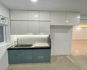 Furnished Amenities in 4 BHK Apartment at Godrej Platinum, Alipore – for Sale