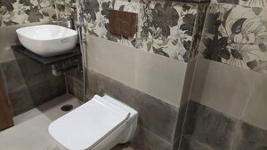 Attached Bathroom in 2 BHK Independent House at Gomti Nagar – for Rent