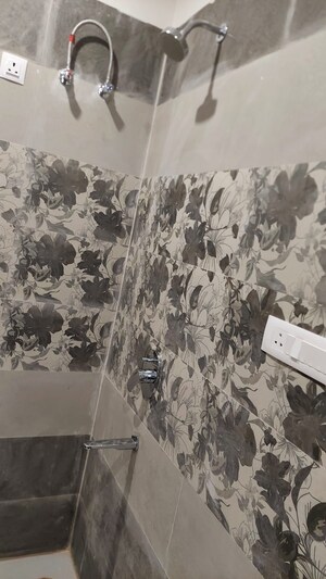 Attached Bathroom in 2 BHK Independent House at Gomti Nagar – for Rent