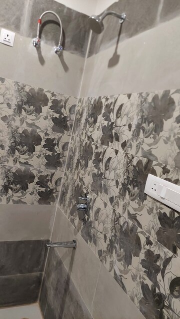 Attached Bathroom in 2 BHK Independent House at Gomti Nagar – for Rent