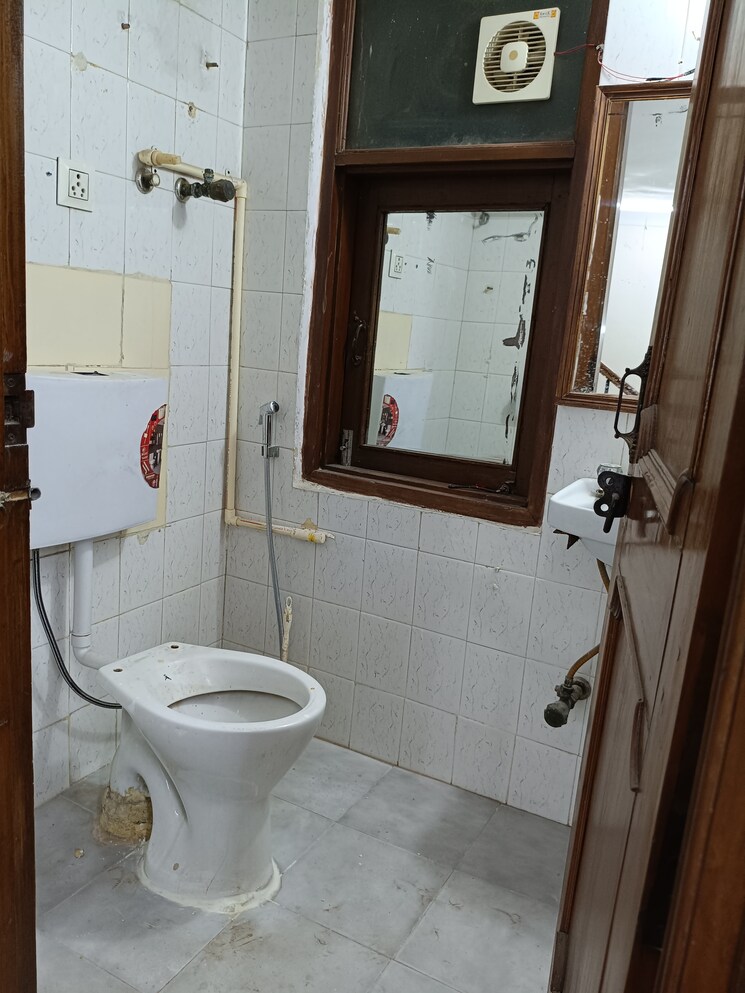 Bathroom, new friends colony 4 Bedroom 500 Sq.Yd. Builder Floor In New Friends Colony Delhi 9660850