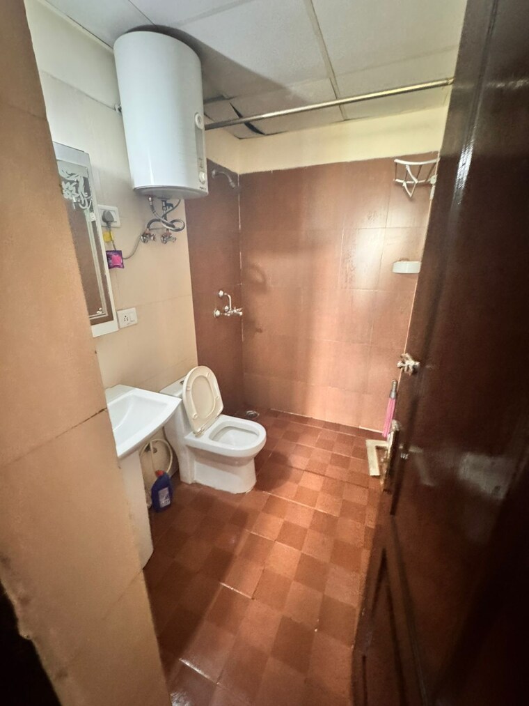 Bathroom, amrapali-heartbeat-city 4 Bedroom 3235 Sq.Ft. Apartment In Sector 107 Noida 9660894