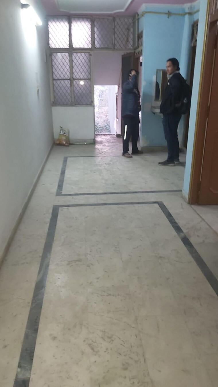 Room, mayur vihar 3.5 Bedroom 950 Sq.Ft. Builder Floor In Mayur Vihar Delhi 9660909