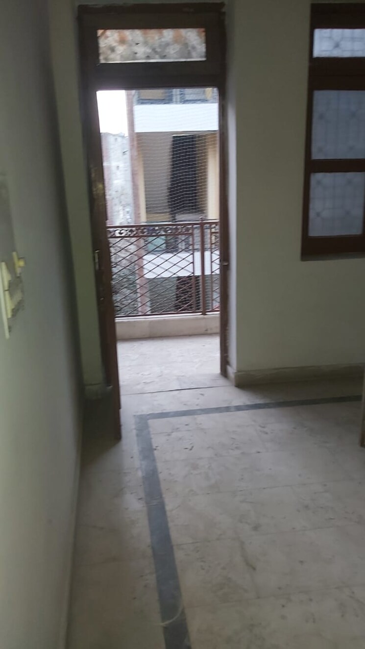 Room, mayur vihar 3.5 Bedroom 950 Sq.Ft. Builder Floor In Mayur Vihar Delhi 9660909