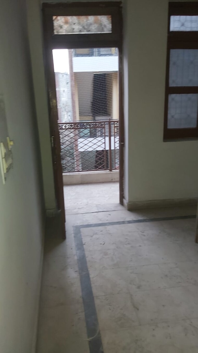 Room, mayur vihar 3.5 Bedroom 950 Sq.Ft. Builder Floor In Mayur Vihar Delhi 9660909