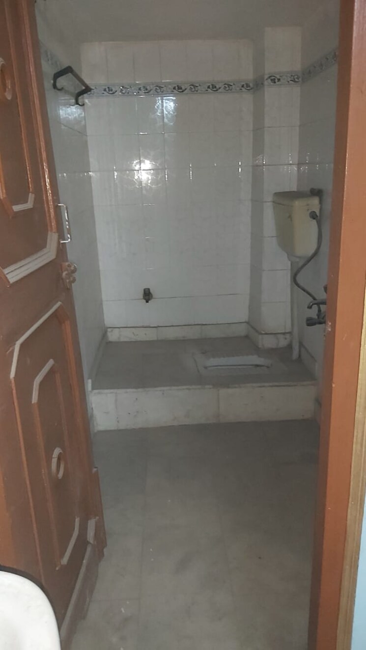 Bathroom, mayur vihar 3.5 Bedroom 950 Sq.Ft. Builder Floor In Mayur Vihar Delhi 9660909
