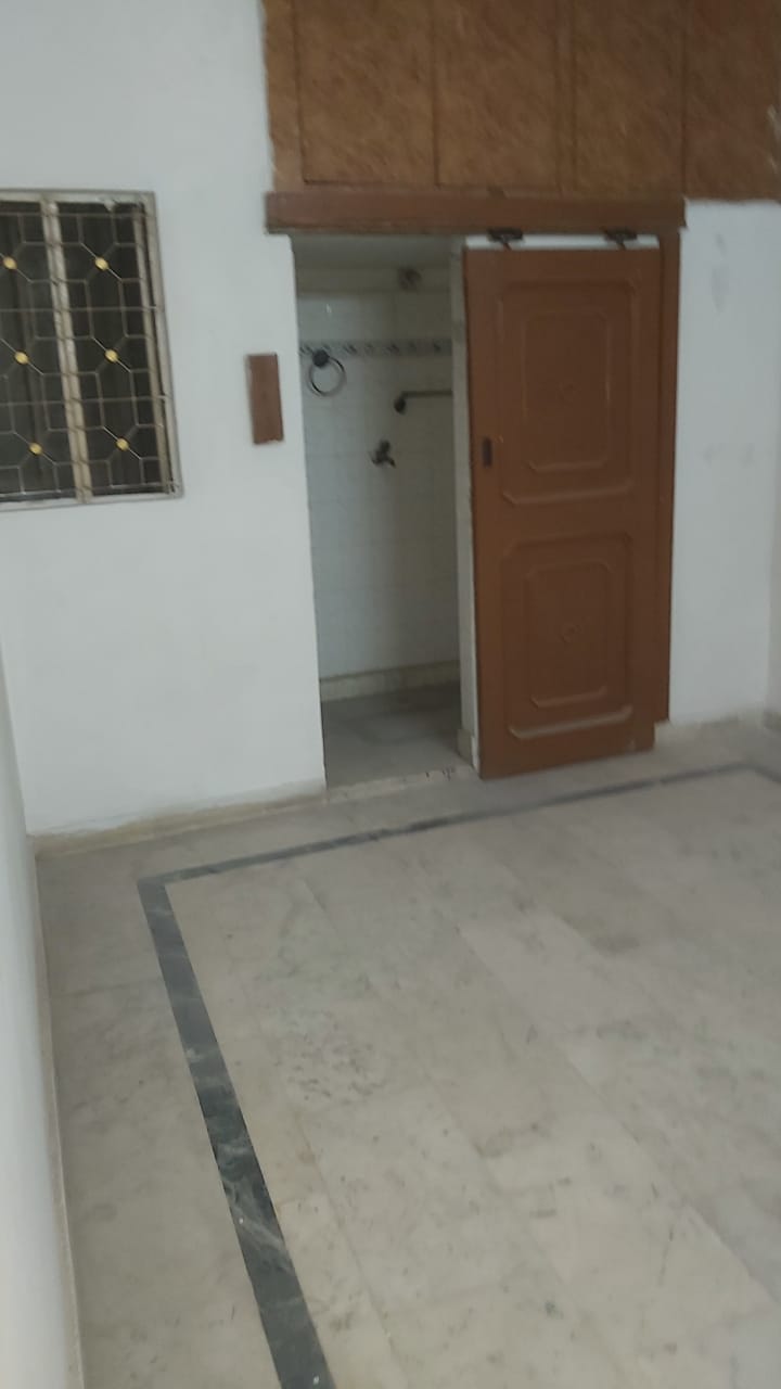 Room in 3.5 BHK Builder Floor at Mayur Vihar – for Rent