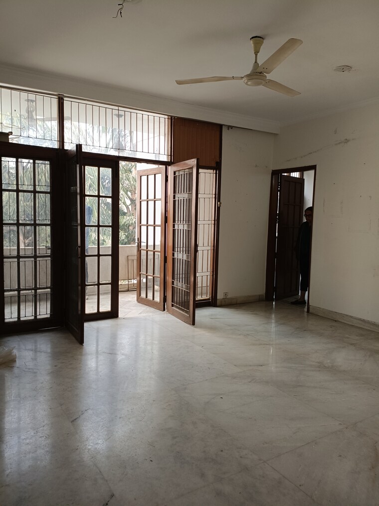 Room, new friends colony 6+ Bedroom 500 Sq.Yd. Independent House In New Friends Colony Delhi 9660913