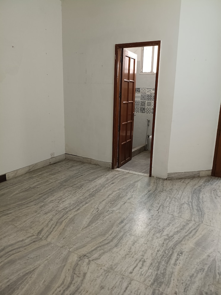 Room, new friends colony 6+ Bedroom 500 Sq.Yd. Independent House In New Friends Colony Delhi 9660913