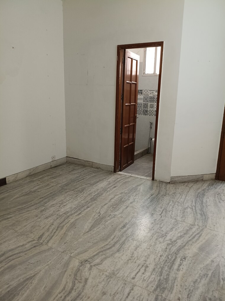 Room, new friends colony 6+ Bedroom 500 Sq.Yd. Independent House In New Friends Colony Delhi 9660913