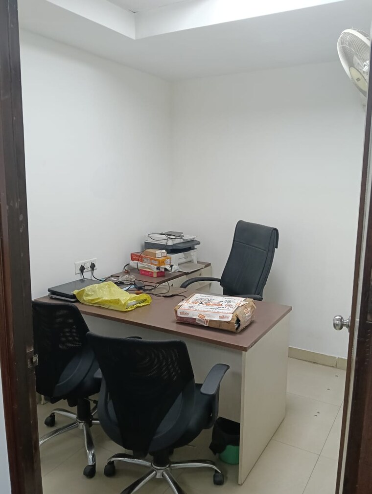 Team Area, sector 63 Commercial Office Space 700 Sq.Ft. In Sector 63 Noida 9660930