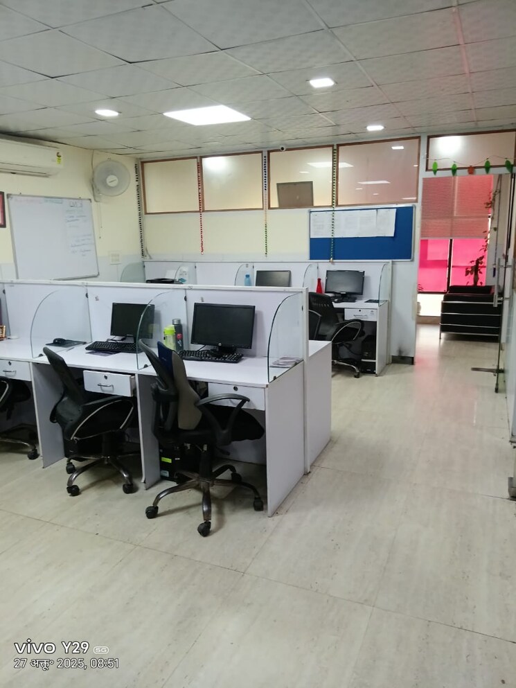 Team Area, sector 3 Commercial Office Space 1300 Sq.Ft. In Sector 3 Noida 9660938