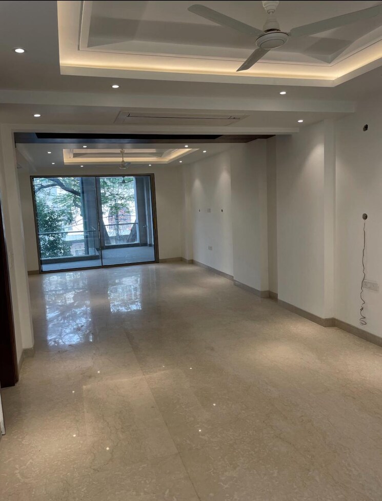  Parking, greater kailash ii 4 Bedroom 700 Sq.Yd. Builder Floor In Greater Kailash ii Delhi 9660992