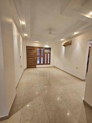 Building Lobby in 1 RK Builder Floor at Housing Board Colony Sector 17, Sector 17a – for Rent
