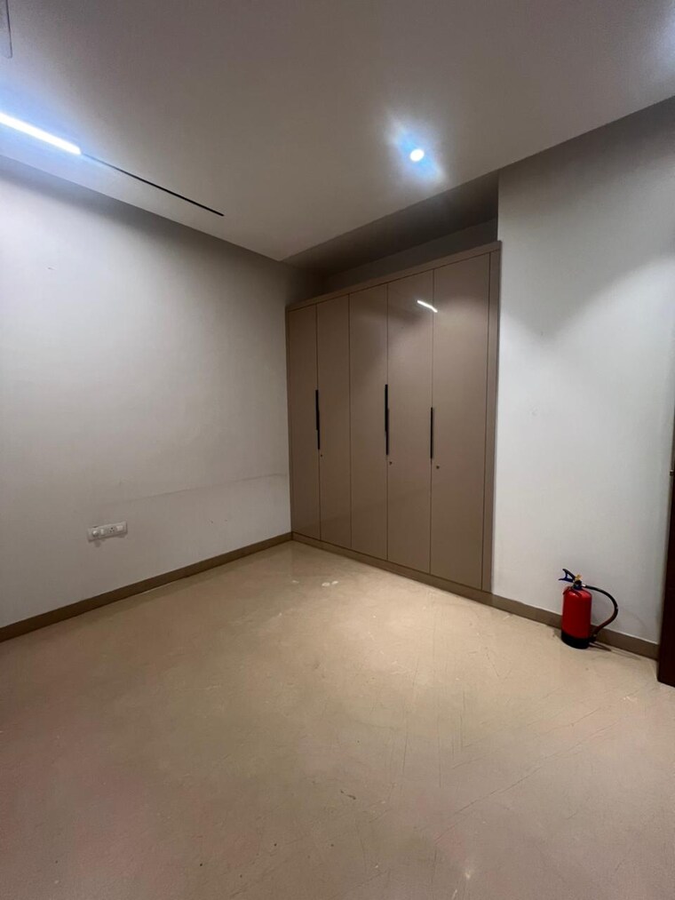 Room, kailash colony 4 Bedroom 300 Sq.Yd. Builder Floor In Kailash Colony Delhi 9661030