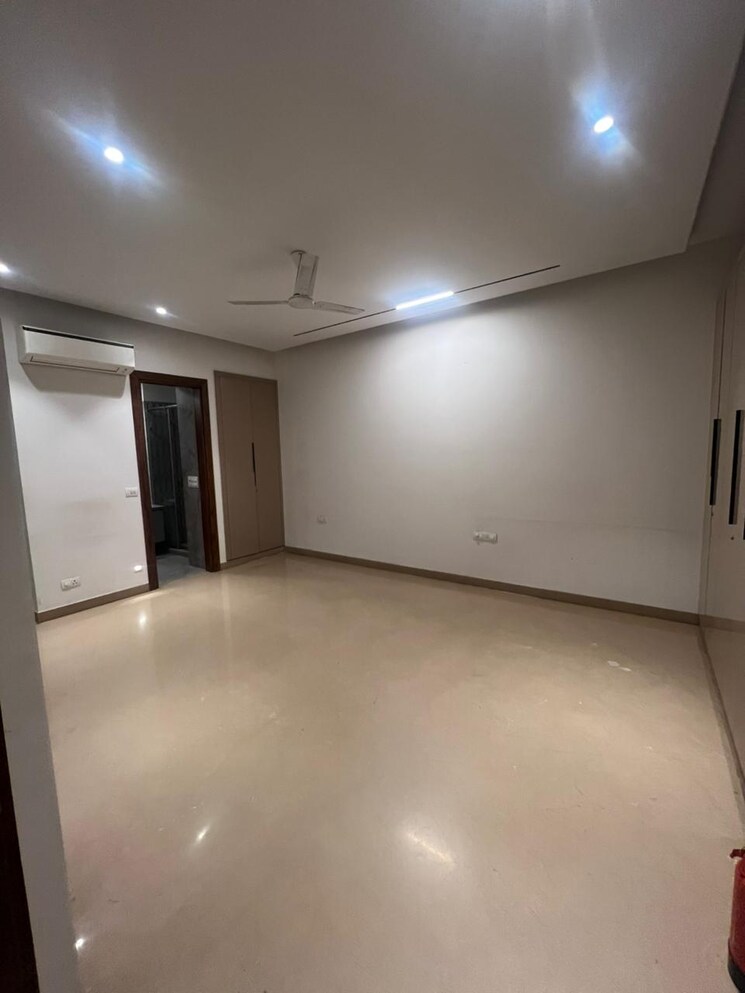 Room, kailash colony 4 Bedroom 300 Sq.Yd. Builder Floor In Kailash Colony Delhi 9661030