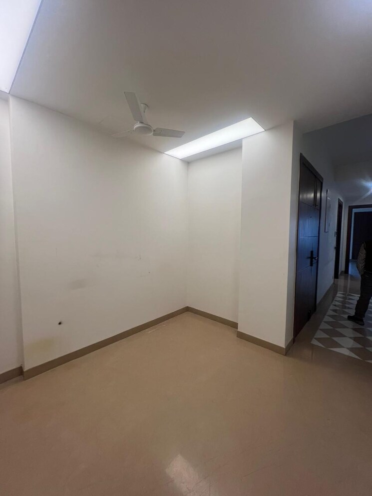 Room, kailash colony 4 Bedroom 300 Sq.Yd. Builder Floor In Kailash Colony Delhi 9661030