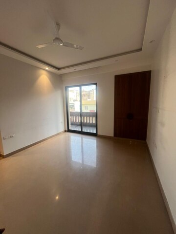 Room in 4 BHK Builder Floor at Kailash Colony – for Rent