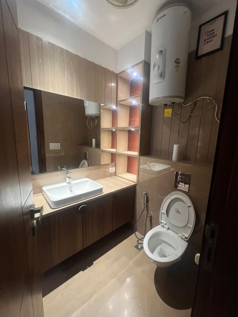 Bathroom, kailash colony 4 Bedroom 300 Sq.Yd. Builder Floor In Kailash Colony Delhi 9661030