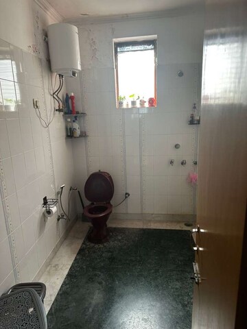 Bathroom in 1 BHK Builder Floor at Sector 21 – for Rent