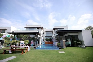 6 BHK Independent House For Sale in Chattarpur