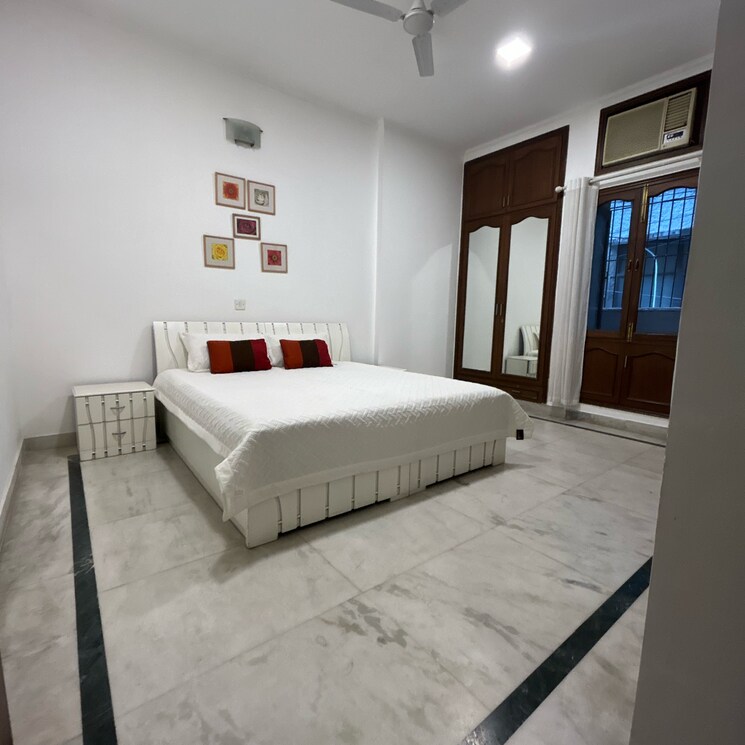 Bedroom, defence colony 3 Bedroom 1800 Sq.Ft. Builder Floor In Defence Colony Delhi 9661099