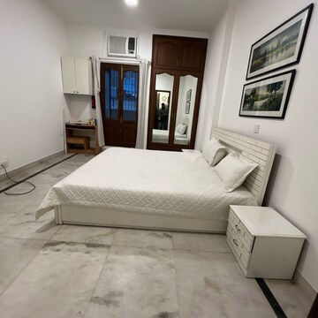 Room in 3 BHK Builder Floor at Defence Colony – for Rent