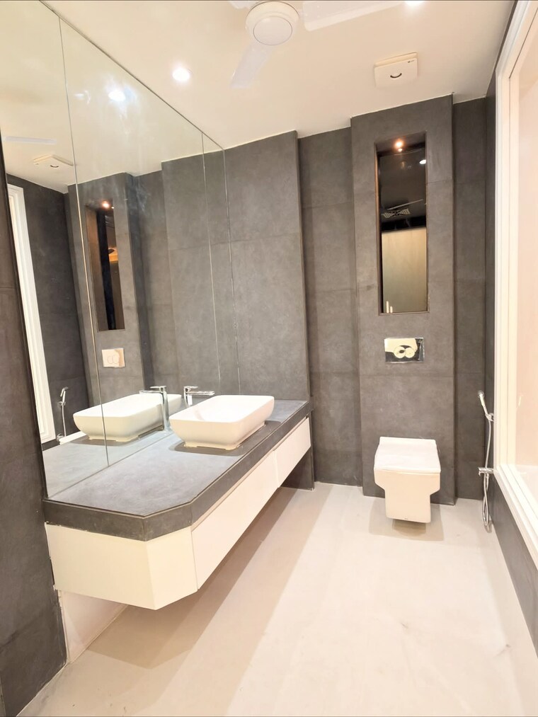 Bathroom, dlf-oakwood-estate 1.5 Bedroom 985 Sq.Ft. Apartment In Dlf Phase ii Gurgaon 9661124