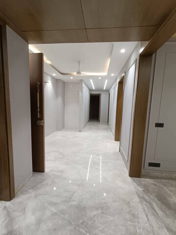 Building Lobby in 2.5 BHK Apartment at DLF Oakwood Estate, Dlf Phase ii – for Rent