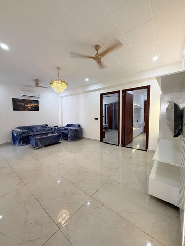 Living Room in Studio Apartment at DLF Oakwood Estate, Dlf Phase ii – for Rent