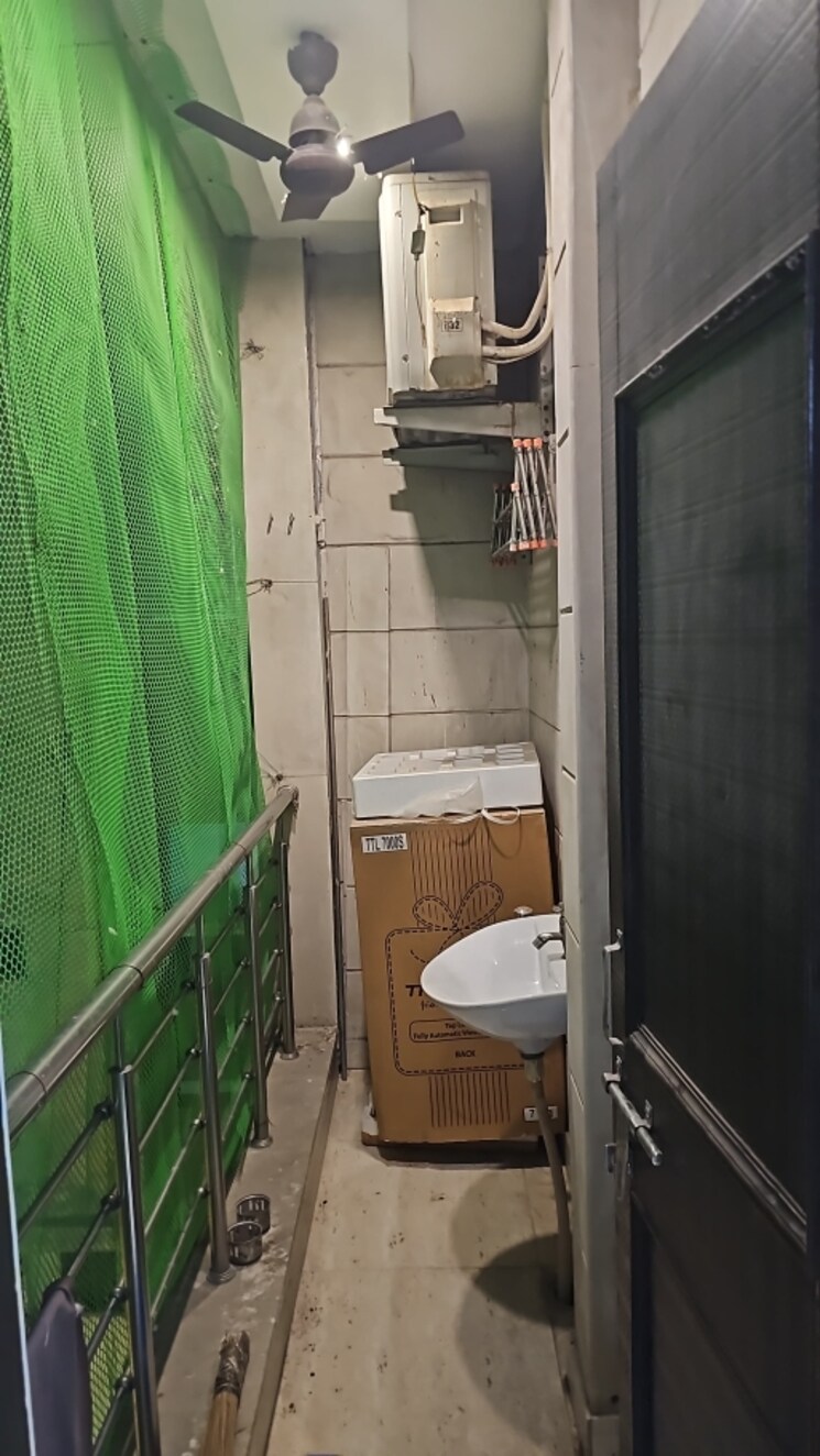 Bathroom, ramesh nagar 2.5 Bedroom 950 Sq.Ft. Builder Floor In Ramesh Nagar Delhi 9661164