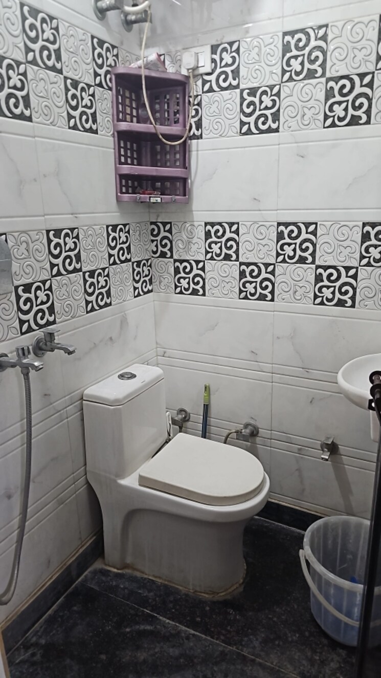 Bathroom, ramesh nagar 2.5 Bedroom 950 Sq.Ft. Builder Floor In Ramesh Nagar Delhi 9661164