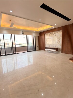 Room in 2 BHK Apartment at DLF Gateway Tower, Dlf Phase ii – for Rent