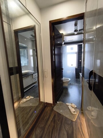 Building Lobby in 2 BHK Apartment at DLF Gateway Tower, Dlf Phase ii – for Rent