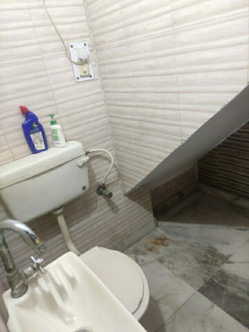 Bathroom in 2.5 BHK Builder Floor at Ramesh Nagar – for Rent