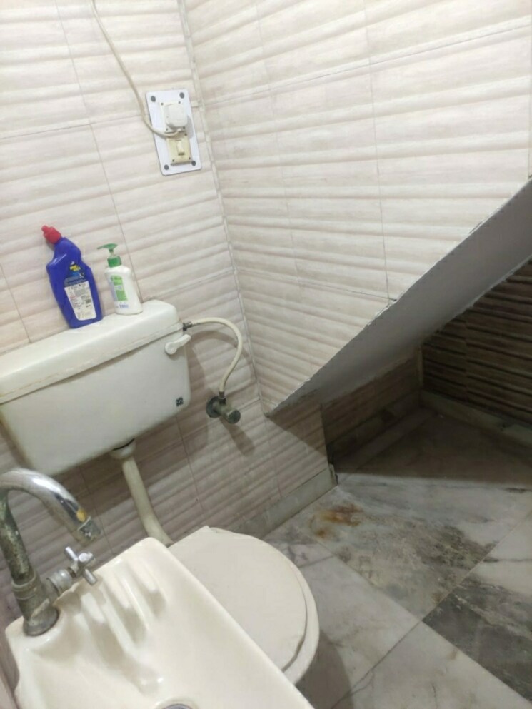 Bathroom, ramesh nagar 2.5 Bedroom 1000 Sq.Ft. Builder Floor In Ramesh Nagar Delhi 9661199