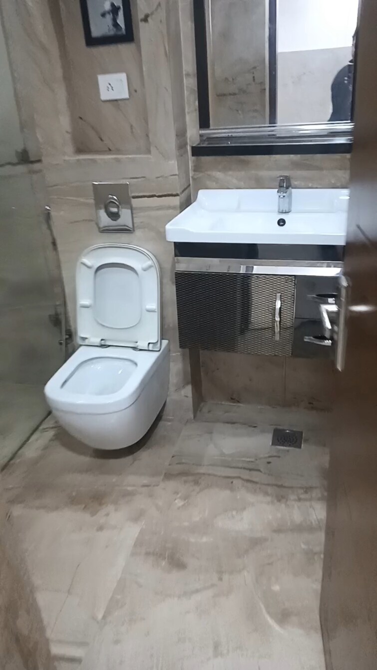 Bathroom, lajpat nagar i 2 Bedroom 900 Sq.Ft. Builder Floor In Lajpat Nagar I Delhi 9661209