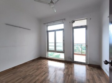 Room in 3 BHK Apartment at Jaypee Kalypso Court, Sector 128 – for Rent