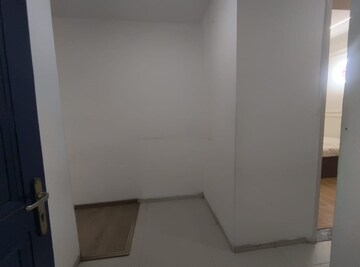 Room in 2 BHK Apartment at Jaypee Greens Pavilion Court, Sector 128 – for Rent