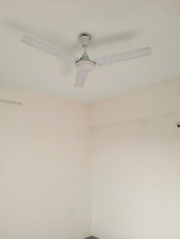 Room in 2 BHK Apartment at Manikchand Malabar, Lulla Nagar – for Rent