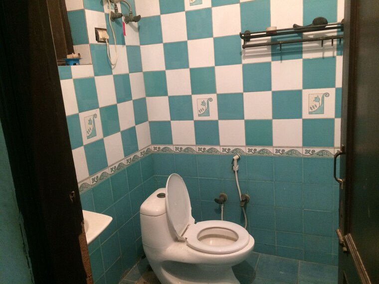 Bathroom, sector 52 3 Bedroom 1250 Sq.Ft. Builder Floor In Sector 52 Noida 9661231