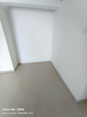 Room in 2 BHK Apartment at Puraniks City Reserva, Ghodbunder Road – for Rent