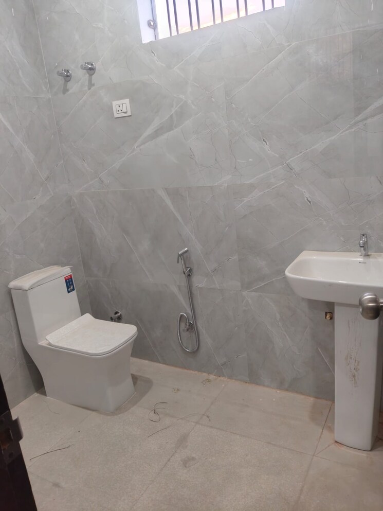 Bathroom, aliganj 2.5 Bedroom 1000 Sq.Ft. Independent House In Aliganj Lucknow 9661243